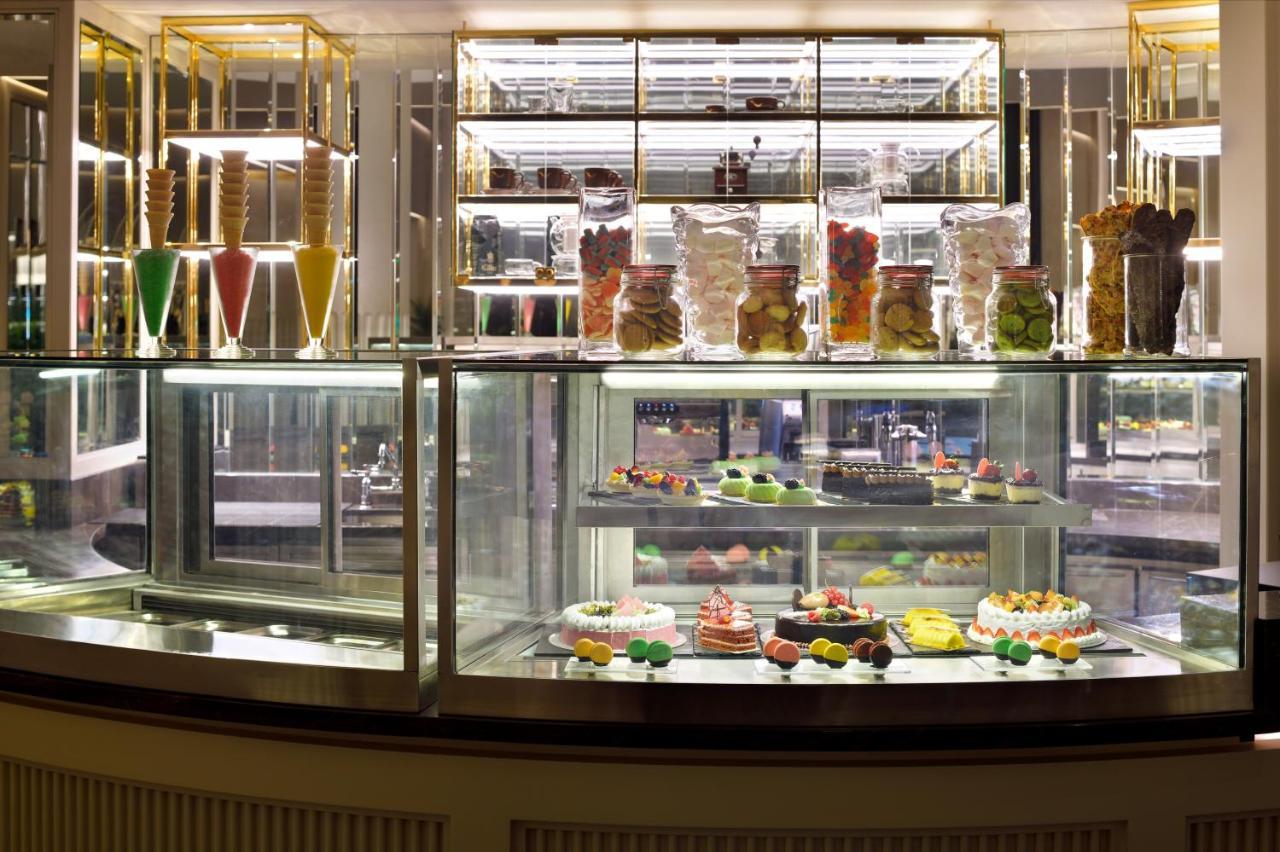 فندق موفنبيك البحرين المحرق المظهر الخارجي الصورة A display case at a pastry shop