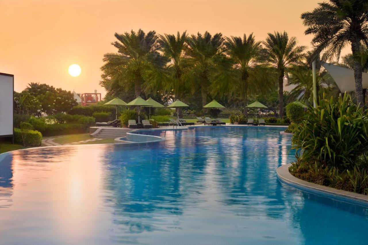 فندق موفنبيك البحرين المحرق المظهر الخارجي الصورة The swimming pool at the resort