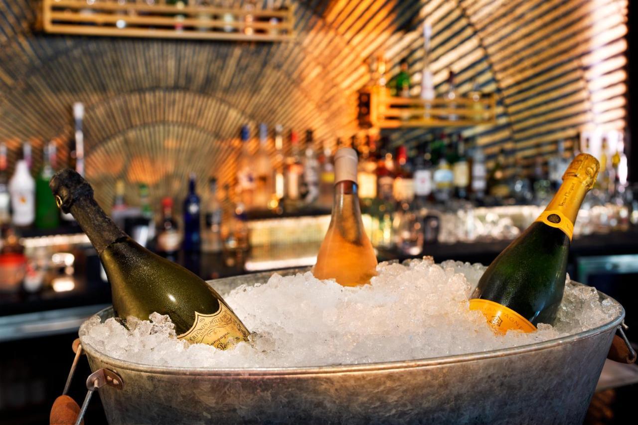 فندق موفنبيك البحرين المحرق المظهر الخارجي الصورة Champagne bottles in a champagne bucket
