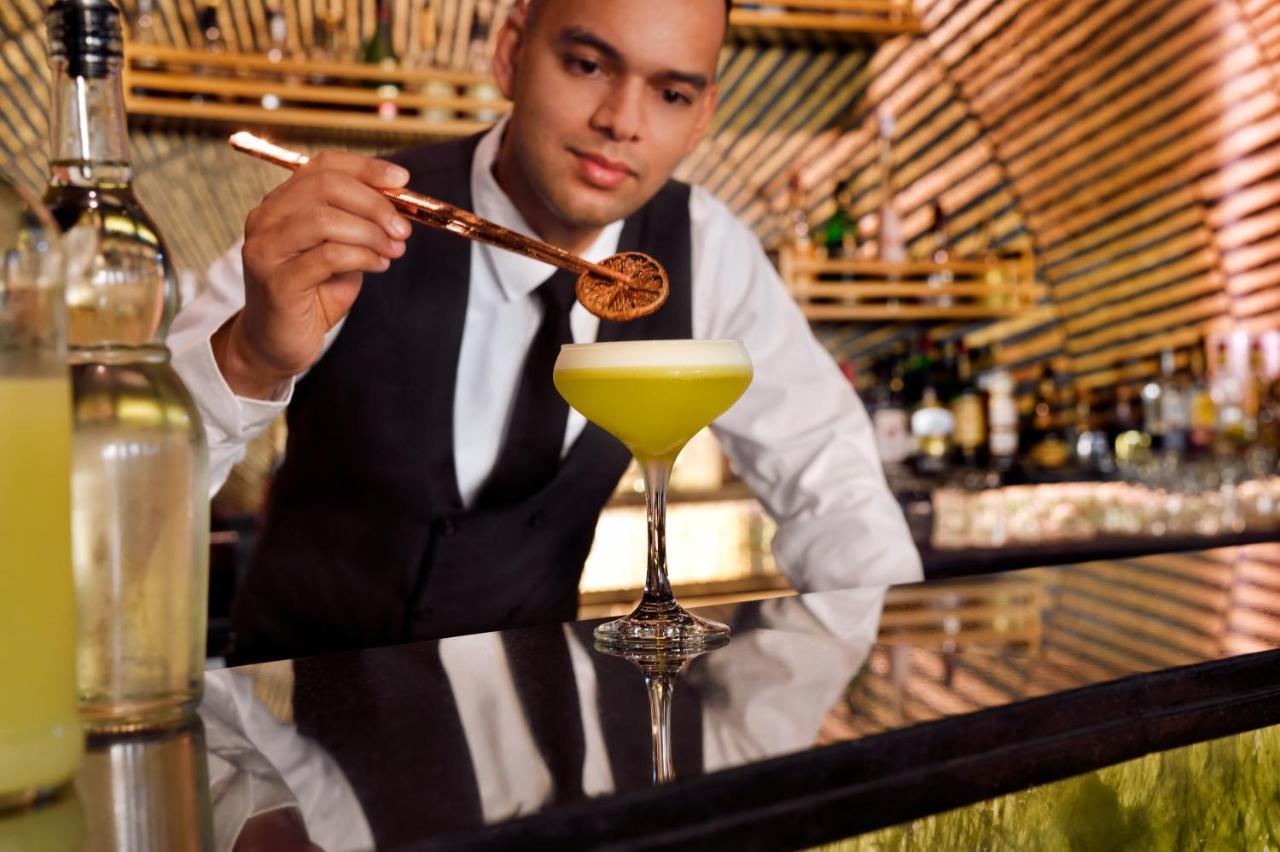 فندق موفنبيك البحرين المحرق المظهر الخارجي الصورة Bartender at work