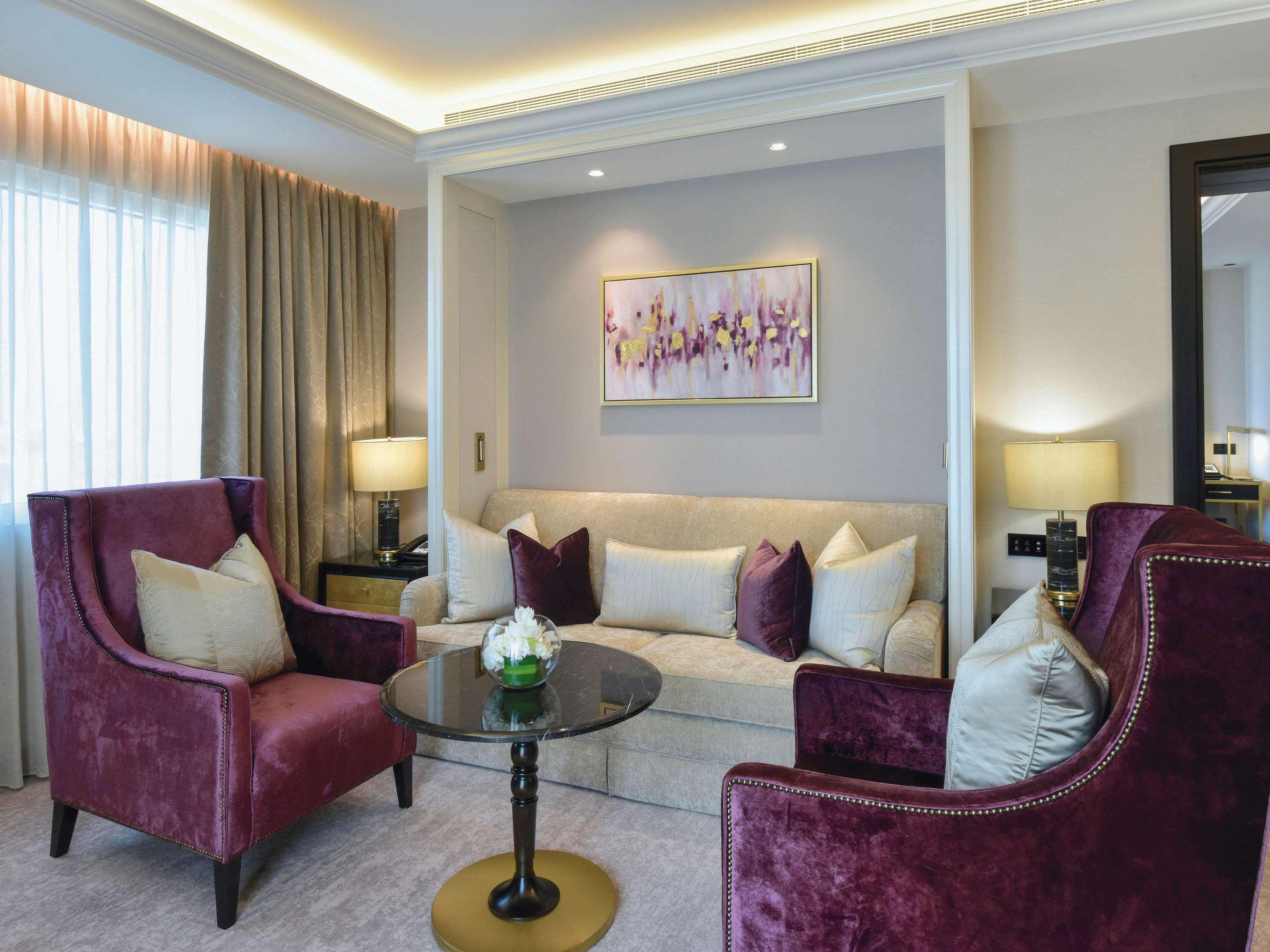 فندق موفنبيك البحرين المحرق المظهر الخارجي الصورة A living room in a suite at the hotel