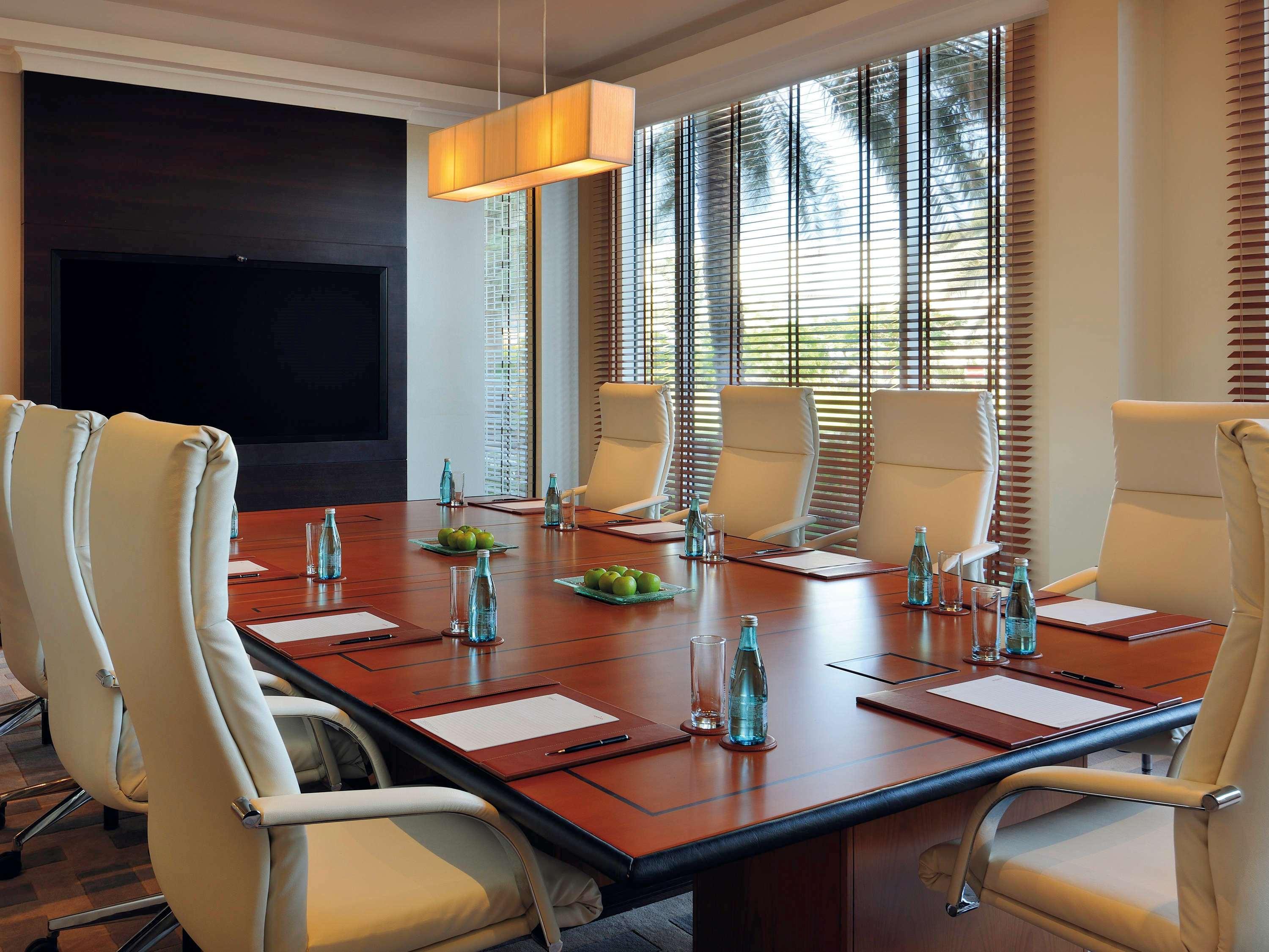 فندق موفنبيك البحرين المحرق المظهر الخارجي الصورة Boardroom at the Westin
