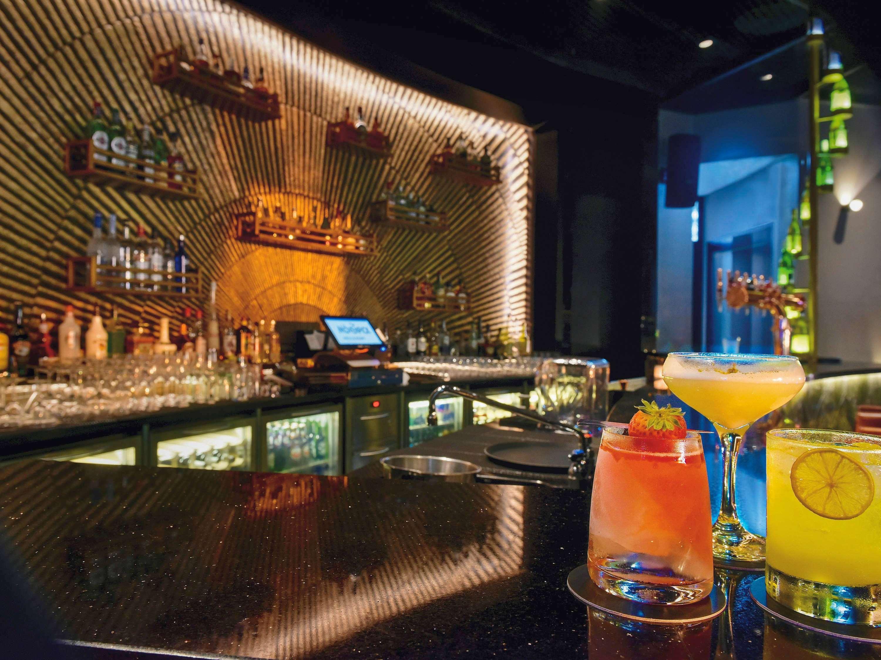 فندق موفنبيك البحرين المحرق المظهر الخارجي الصورة The bar at the 101 bar