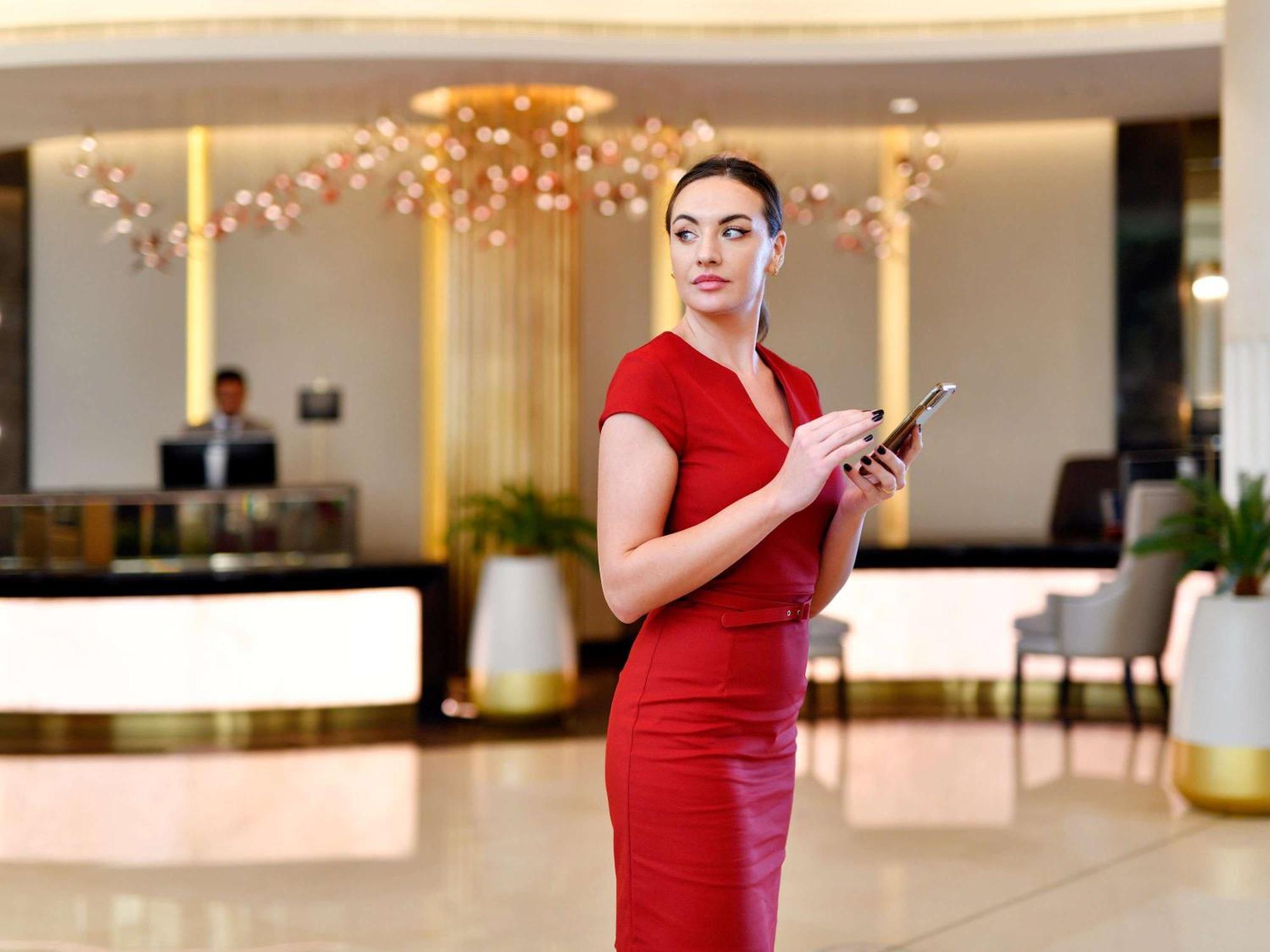 فندق موفنبيك البحرين المحرق المظهر الخارجي الصورة Concierge at the hotel