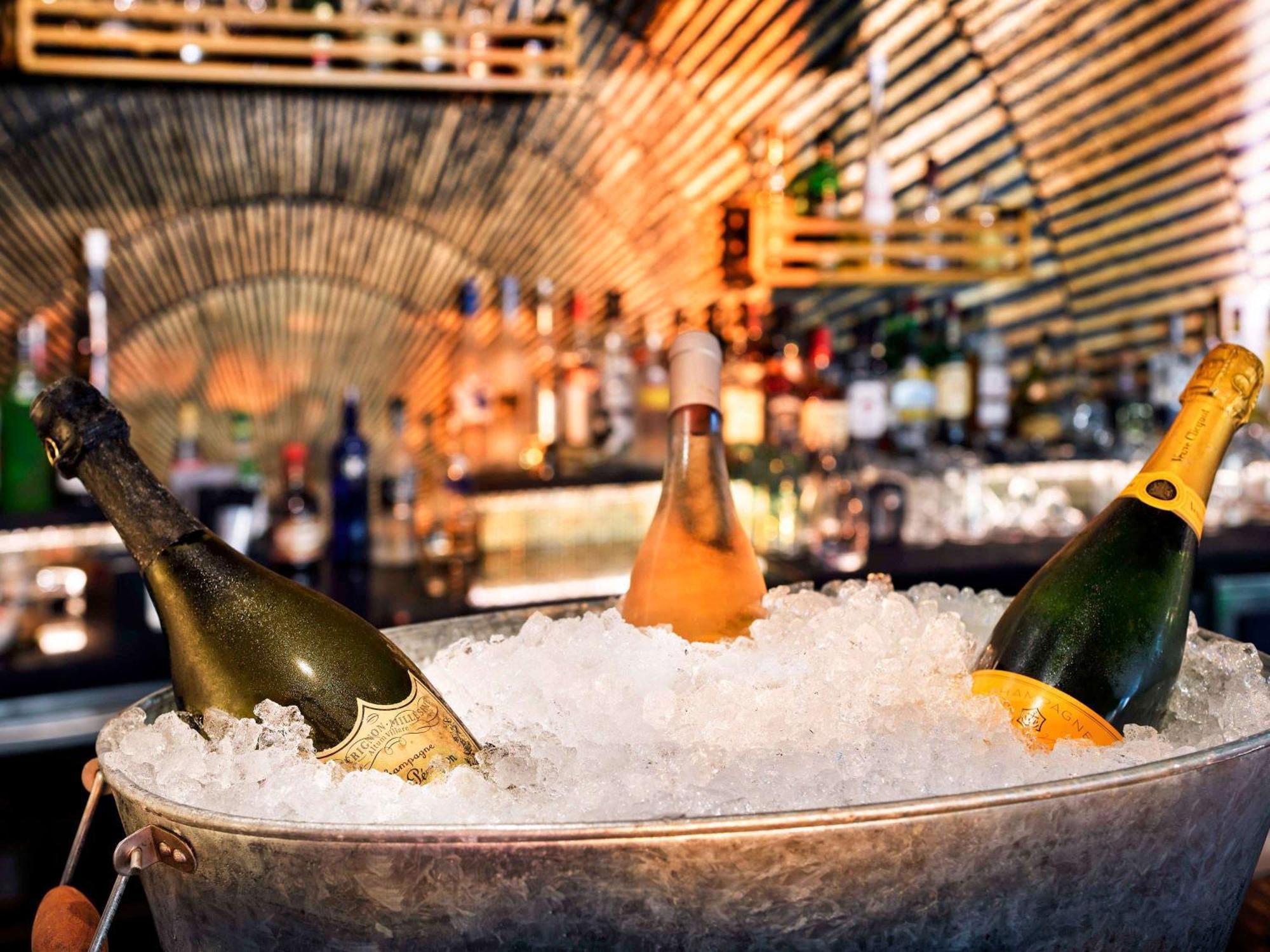 فندق موفنبيك البحرين المحرق المظهر الخارجي الصورة Champagne bottles in a champagne bucket