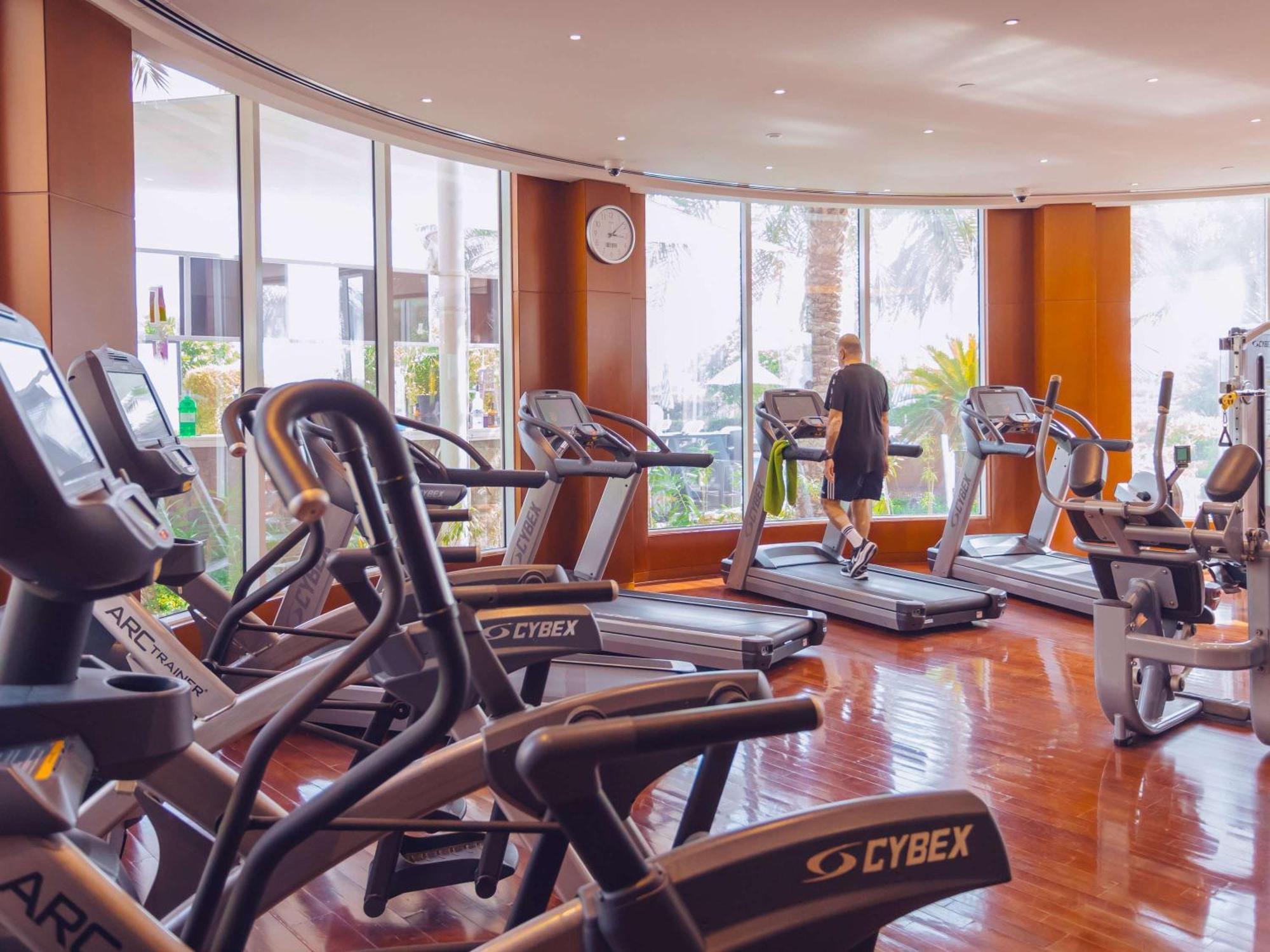فندق موفنبيك البحرين المحرق المظهر الخارجي الصورة The gym at the hotel